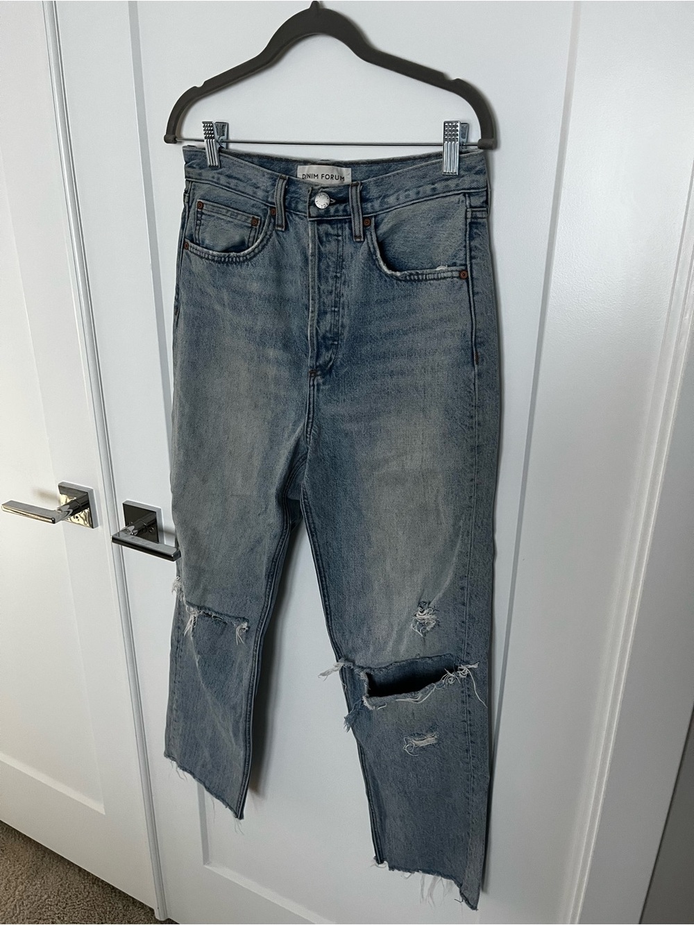 Aritzia Denim Forum Distressed Ankle Crop Jeans in Faded Blue